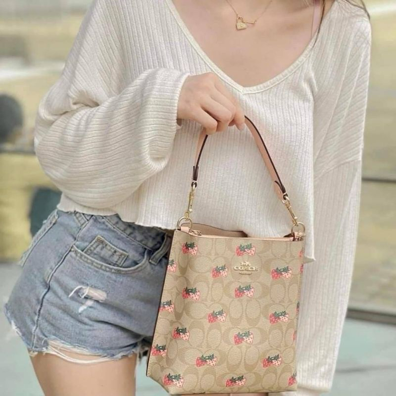 กระเป๋าCoach Mollie Bucket Bag-strawberry ของแท้💯%