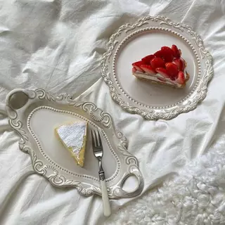 พร้อมส่ง จานเซรามิค 𝐒𝐞𝐭 𝐏𝐚𝐥𝐚𝐜𝐞 𝐏𝐥𝐚𝐭𝐞🪞🏰🤍 มาพร้อมกับความสวย หรู วินเทจ เห็นแล้วจึ้งมากกก 🤩 โทนสีขาวตัดด้วยขอบสไตล์ยุโรป