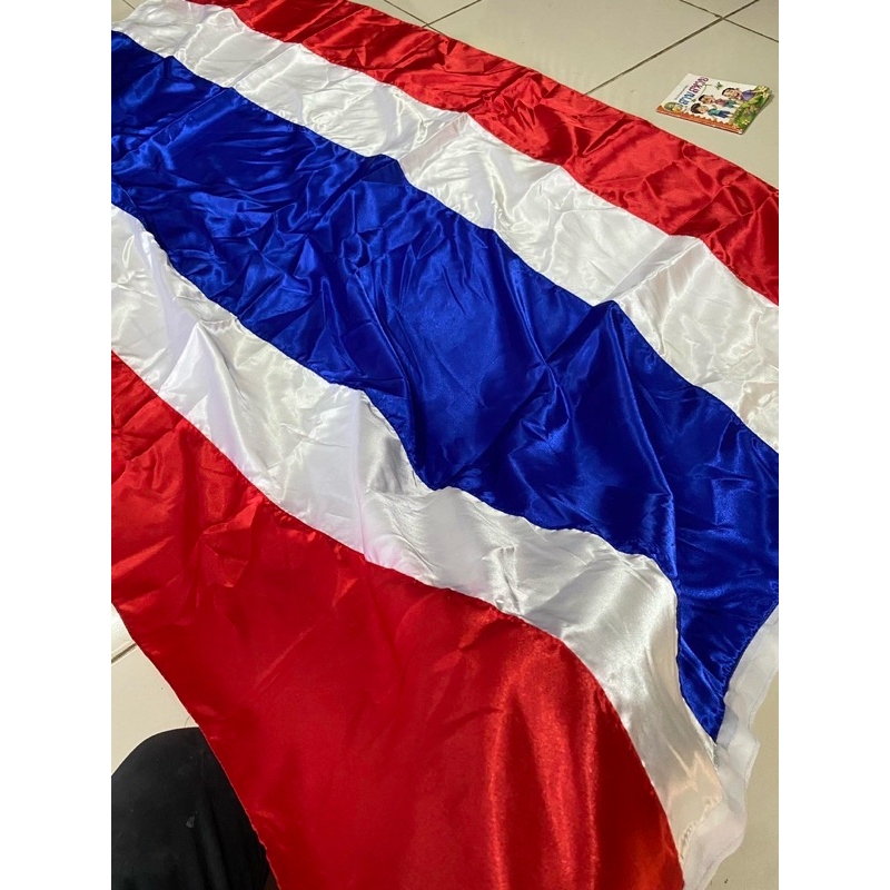 ธงชาติ ผ้าต่วน ขนาดใหญ่ ธงไตรรงค์ มีหลายขนาดพร้อมส่ง ราคาส่งจากโรงงานโรงงานขายเอง