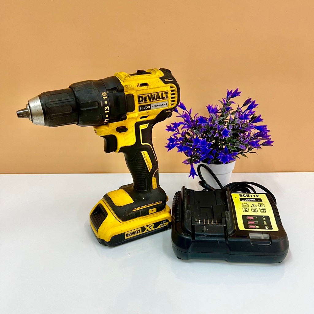 สว่านแบตมือ2 DEWALT สว่านไร้สาย DCD777 พร้อมเเท่นชาร์จเเบตเตอรี่ พร้อมใช้งาน