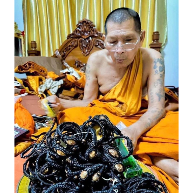 กำไลข้อมือเบี้ยแก้เชือกถักหลวงปู่ศิลา (มีโค๊ดทุกชิ้น) ของแท้