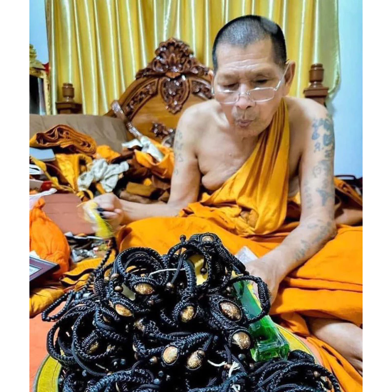 กำไลข้อมือเบี้ยแก้เชือกถักหลวงปู่ศิลา (มีโค๊ดทุกชิ้น) ของแท้