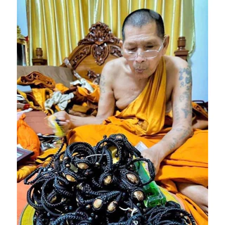 กำไลข้อมือเบี้ยแก้เชือกถักหลวงปู่ศิลา (มีโค๊ดทุกชิ้น) ของแท้