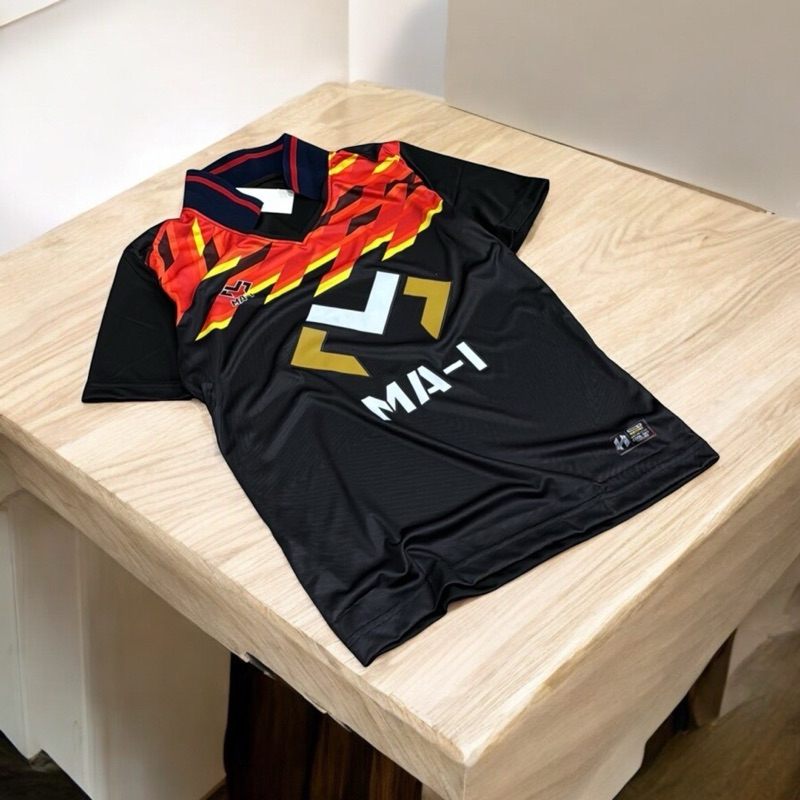 เสื้อกีฬาแบบมีปก MA-i รุ่น มินิมอล มีแฟลกMa-iกลางอกสี