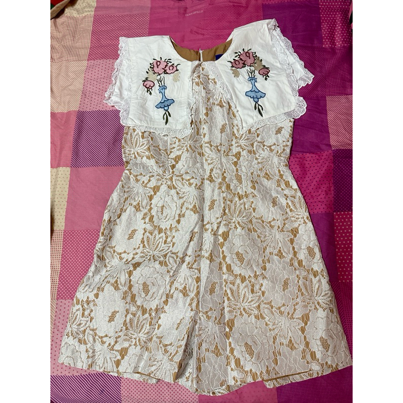 จั๊มลูกไม้ คอปก clt ไซร้ xl ปักที่คอ มือสอง