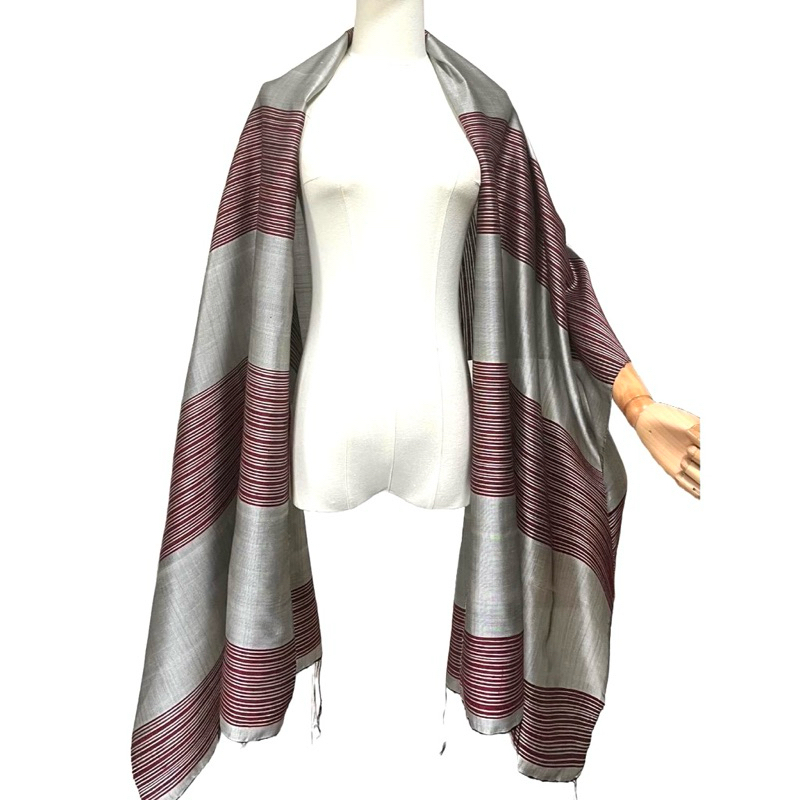 ผ้าคลุมไหล่ KJ ผ้าไหมแท้💯%ทอกี่มือจากแหล่งผลิตจังหวัดสุรินทร์แถมฟรีกล่องของขวัญ