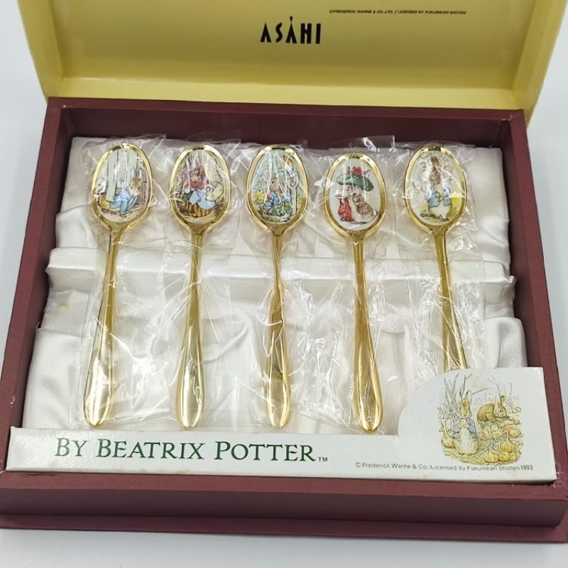 **ขายเหมายกกล่อง 5 คัน** ช้อน Peter Rabbit สีทอง งานลงยา 5 ลาย 5 คัน สภาพสวยใหม่ แต่กล่องเก่าน้า ควา