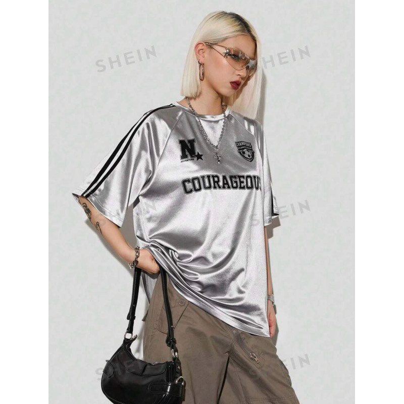 𝐏𝐫𝐞-𝐨𝐫𝐝𝐞𝐫 𝟕-𝟏𝟎 𝐃𝐚𝐲 เสื้อยืดกีฬากราฟิกโอเวอร์ไซส์ฤดูร้อนพร้อมสีเงินเมทัลลิกสำหรับเทศกาลดนตรีและชุดกีฬา