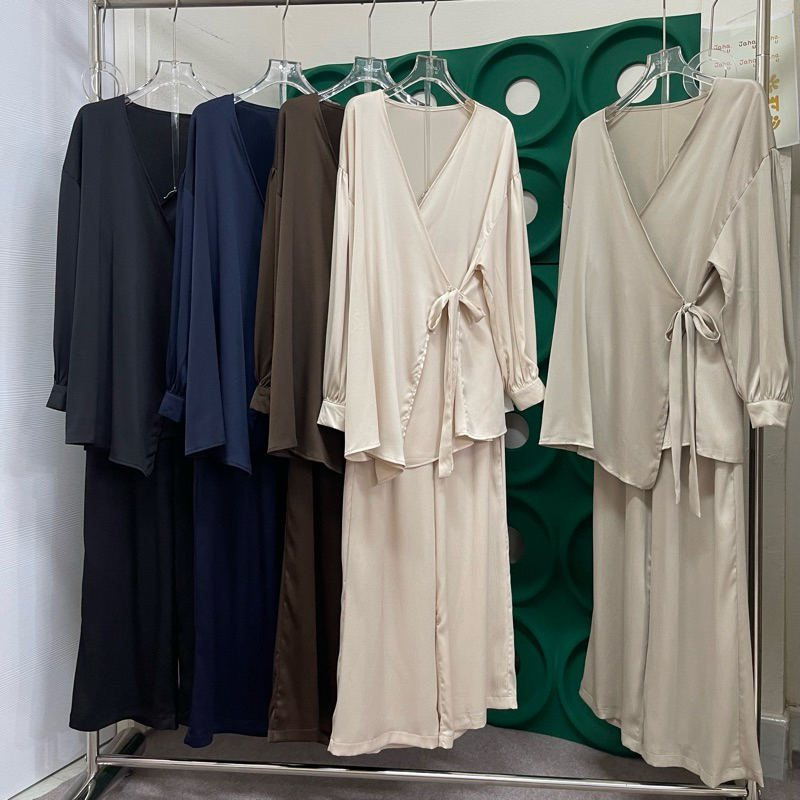 NEW :: ZARA SATIN SET ชุดเซ็ตกางเกงเนื้อผ้าซาติน ดีไซน์เสื้อป้ายหน้า โทนสีสวย