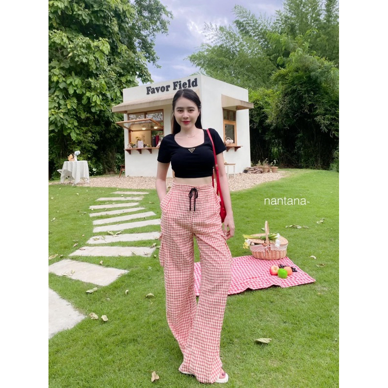 Phapassz - Set สก็อตชมพู แมทมาให้ต๊าชๆ เสื้อคอปคอยู เข็มกลัด กางเกงสก้อตทรงคาร์โก้ Nantana