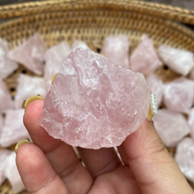 ‼️พร้อมส่งใน ‼️Rose quartz โรสควอตซ์ดิบ ช่วยส่งเสริมความรักความเมตตา, เสริมเสน่ห์ให้ผู้ครอบครอง ขนาดหิน 2-5 ซม