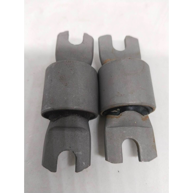 บูชโช๊คหน้าล่าง มิตซูบิชิ สตราด้า MITSUBISHI STRADA ขนาด 2.8 ซม ยาว 7.6 ซม. 2 ชิ้นราคา 150 บาท