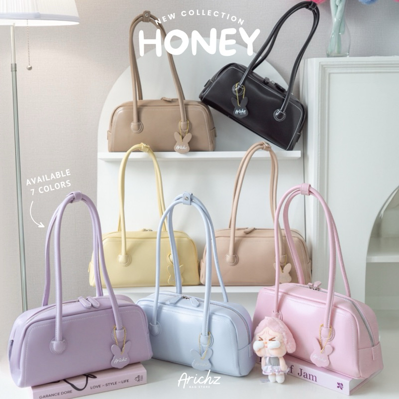 รุ่นใหม่ Honey Collection กระเป๋าสะพายหูยาว ทรงสวย ฐานแข็งตั้งได้ หนัง Pu พรีเมี่ยม นิ่มละมุนมือมากๆ