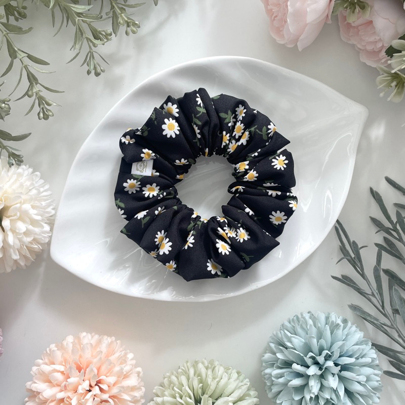 Scrunchie • Tiny daisies (new)