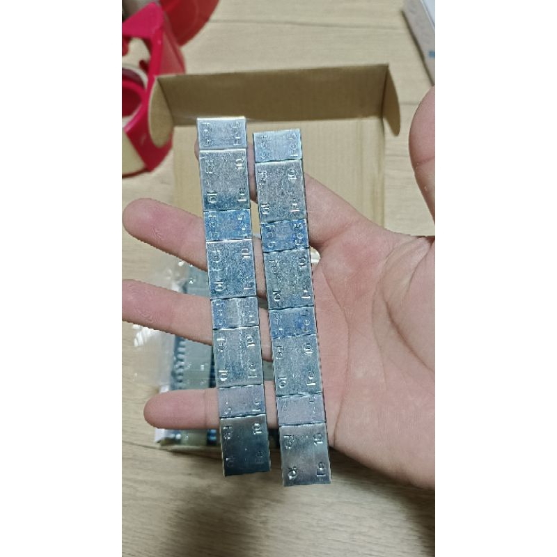ตะกั่วแปะถ่วงล้อ รถยนต์ รถมอเตอร์ไซค์ ฯลฯ กาวสีดำ แถบสีฟ้า เป็นกาวที่เหนียวติดทน ติดนาน 1 เส้นมี60กรัม  1กล่อง50เส้น ก