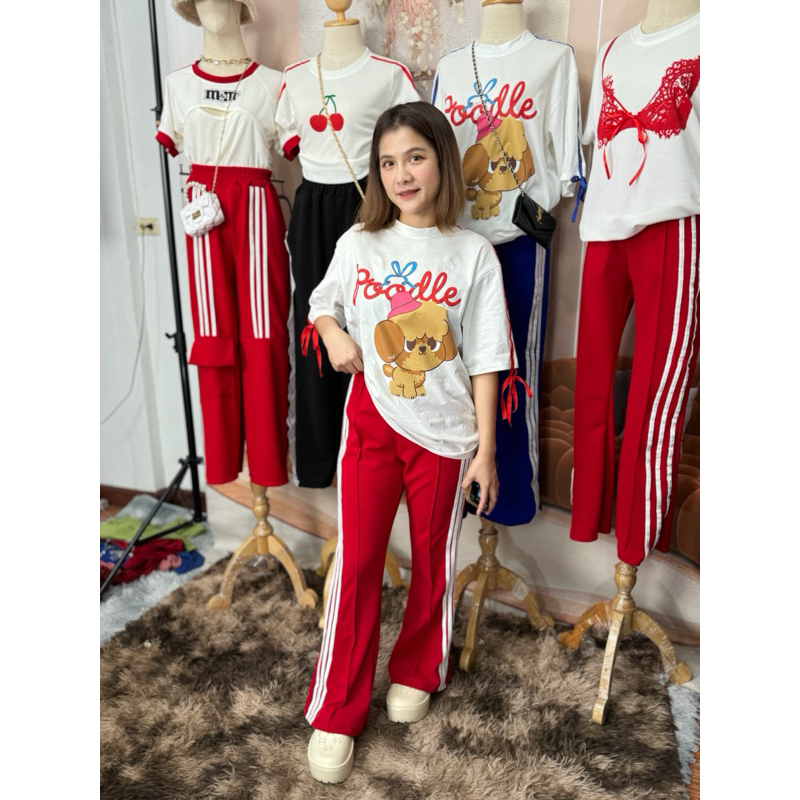 IVY ชุดเซ็ต 2 ชิ้น เสื้อผ้าคอตตอลอย่างดีโอเวอร์ไซด์แต่งแถบแขนโบว์สกีนลาย Poodle + กางเกงวอมวูลเวฟเอวสูง ขาม้าแต่งแถบข้าง