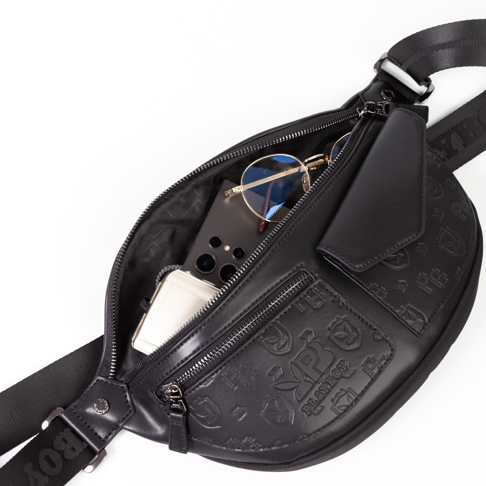Playboy:รุ่น Cooper Men's Chest bag กระเป๋าคาดอกคาดเอวผู้ชายST-B243PBM290-BK ดีไซน์แต่งกระเป๋าหน้า หนังปั้มโลโก้ สีดำ