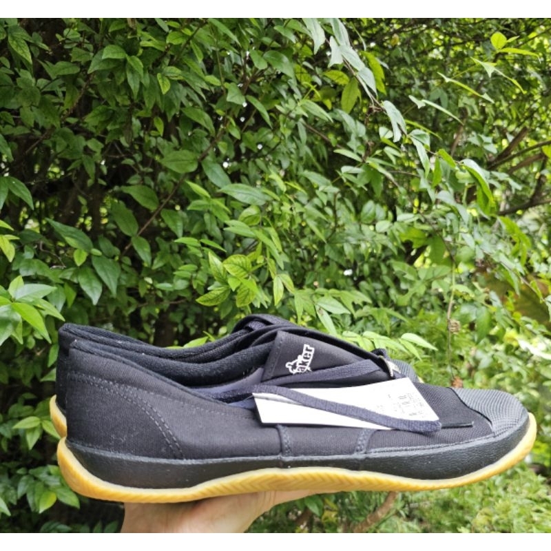 รองเท้าผ้าใบสีดำBreaker รุ่นBK4 ไซส์44 รองเท้านักเรียน รองเท้าฟุตซอล