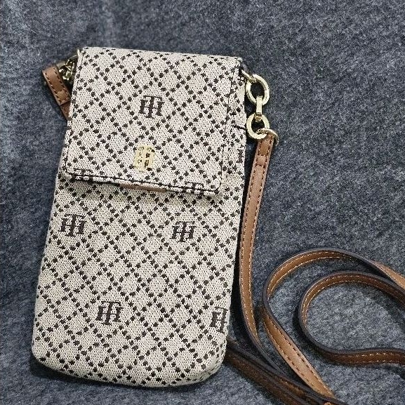 กระเป๋า Phone Bag Tommy Hilfiger มือสอง