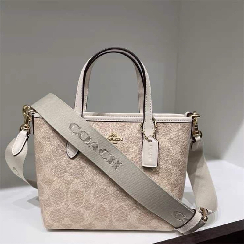 Coach cw032 Mini Tote กระเป๋าสะพายข้างมีซิปปิดค่ะ