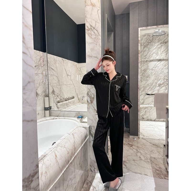 ชุดนอน Black striped pajamas (premium silk satin)