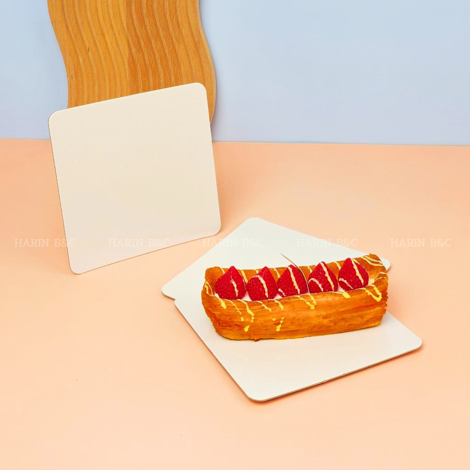 (20ใบ) ฐานรองเค้กครึ่งปอนด์ สีขาวแบบเงา ขอบมน Box Journey No.0801042 White Cake Board 14.9x14.9cm 20pcs