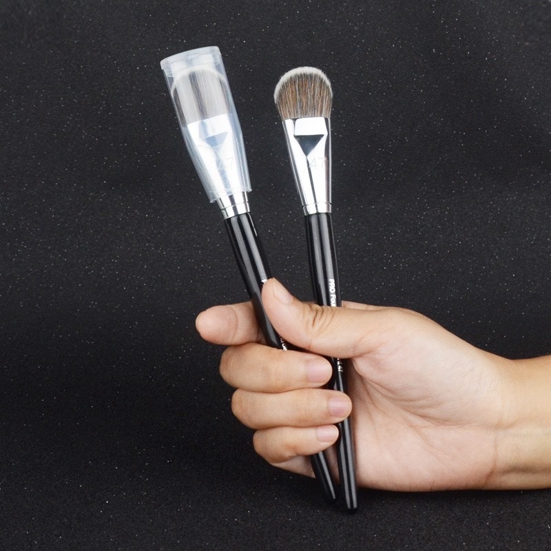 SLOPE CHEEK BRUSH แปรงเกลี่ยครีมบลัช เกลี่ยง่ายไม่เป็นเส้น ไม่เป็นคราบ ช่วยให้สีสวยสม่ำเสมอ เบลนด์สีสวยฟุ้ง เป็นธรรมชาติ