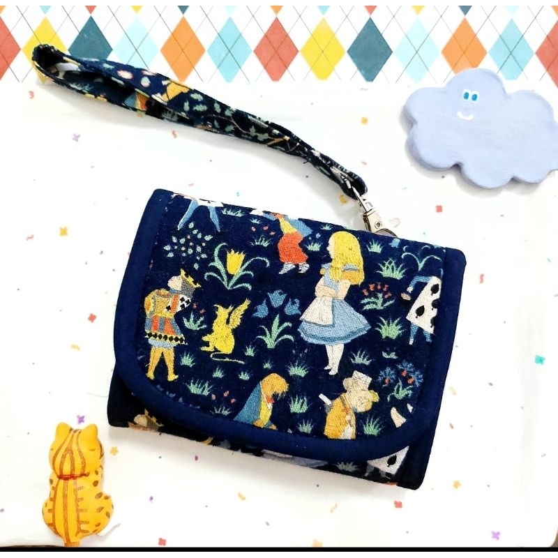 ♥️♦️♠️ กระเป๋าสตางค์ผ้า ลาย อลิซ อิน วันเดอร์แลนด์ ผ้านำเข้า alice in wonderland ราคา ถูกที่สุด ดีลบีเคเค