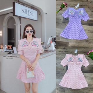 Code : M9 Abigail Dress ชุดเดรสสั้นปกใหญ่แขนตุ๊กตาผ้าลายนูนหัวใจ สีชมพู สีม่วง สำหรับผู้หญิง ไซส์ S-XL