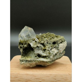 🍀 เอพิโดต ใน ควอตซ์ ผลึกขนาดเล็ก / 57 กรัม( Epidote in Quartz ) 57 g.