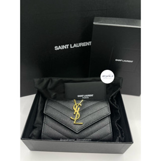 แท้ จาก King Power YSL SMALL ENVELOPE WALLET IN GRAIN DE POUDRE EMBOSSED LEATHER สีดำ/อะไหล่ทอง