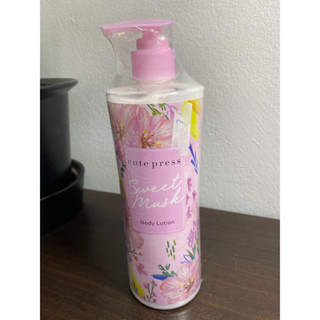 cute press UV body Lotion 250g.ตัวนี้มีกันเเดดผสม ด้วยใช้ดีมากเลยคะ