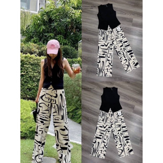 set เสื้อแขนกุดคอวี ทรงพอดีตัวใส่กำลังสวย แต่งกระดุมตรงกลางสีเดียวกันกับเสื้อ