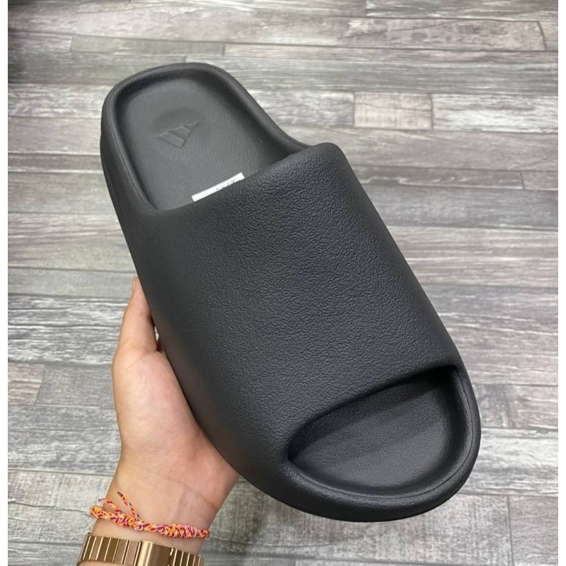 📌สีหายาก รองเท้าแตะ yeezy slide 📌มีกล่อง📦 ผิวหยาบ พื้นโลโก้ ด้านในปั้ม มีป้ายQR CODE รองเท้าแตะไซส์ใหญ่ นุ่มสบาย⭐️