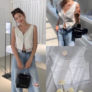 New!! V Lace top🤍(390฿ฟรีส่ง) เสื้อแขนกุดเข้ารูป คอวี ผ้าฝ้ายผสมลินิน แต่งลูกไม้ ด้านหน้าเป็นตะขอ ทรงนี้ใส่สวยมาก teeda