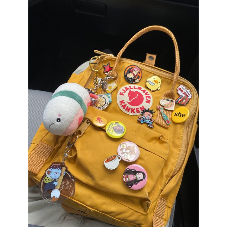 รับทำเข็มกลัดราคาถูก ขนาด 44 มม.เริ่มต้น 12 บาท ยิ่งเยอะ ราคายิ่งถูกลง
