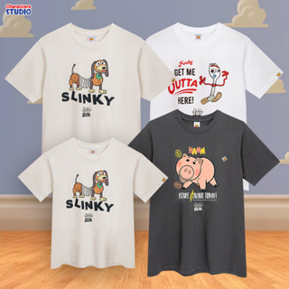 Disney Toy Story Slinky Dog Ham And Forky T-Shirt -เสื้อยืดดิสนีย์ ทอย สตอรี่ สลิ้งกี้ด็อก แฮม ฟอกกี้ สินค้าลิขสิทธ์แท้100% characters studio