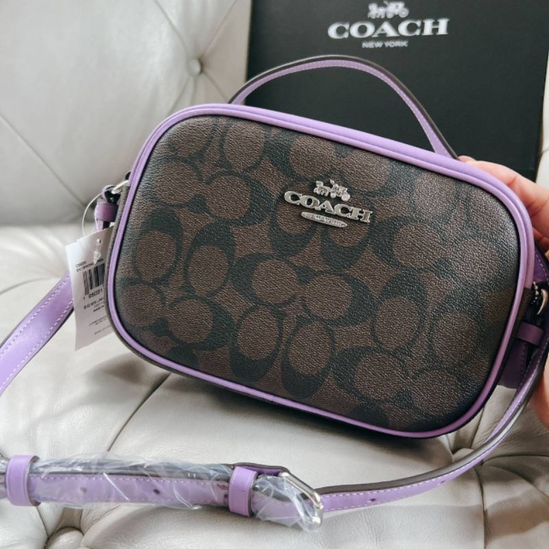 💜❤️กระเป๋าผู้หญิง ทรงกล่องสีน้ำตาล/ขอบม่วงCoach Mini Jamie Camera Bag In Signature📌รอเช็คสต๊อกก่อน