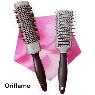 Oriflame แปรงโรลหวีผมแบบกลม และแบบแบนพัสดุอย่างดี แน่นหนา และง่ายต่อการใช้งานจัดแต่งทรงผมให้สวยงามดั่งใจคุณ