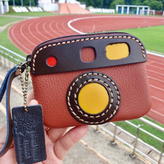 Yumi กระเป๋าสตางค์หนังแท้ทรงกล้องใบสั้นใส่บัตรใส่เหรียญ มีสายคล้องมือ Handmade Camera genuine leather wallet