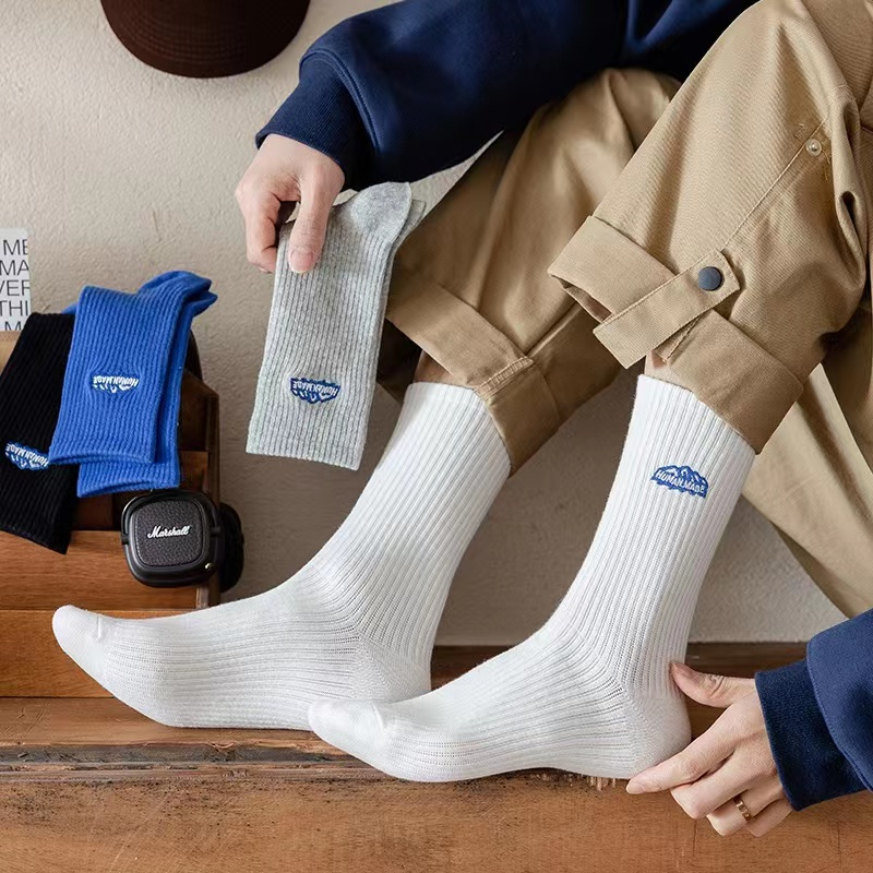 ถุงเท้าข้อกลางสำลอง สีพื้น สวมใส่สบาย ใส่ได้ทุกเพศ Korean embroidery fashion socks Cotton socks for men and women
