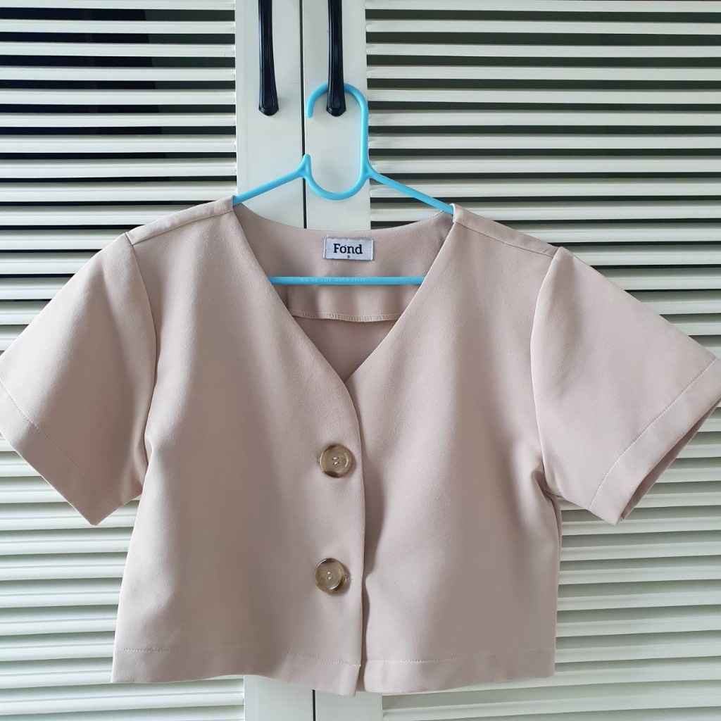 (มือสอง)เสื้อครอปแขนสั้นสีครีมยี่ห้อ Fond