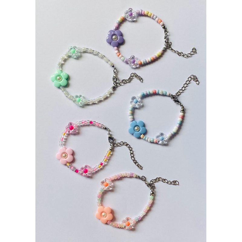 สร้อยข้อมือลูกปัดดอกไม้ มีหลายโทนสีพร้อมส่ง
