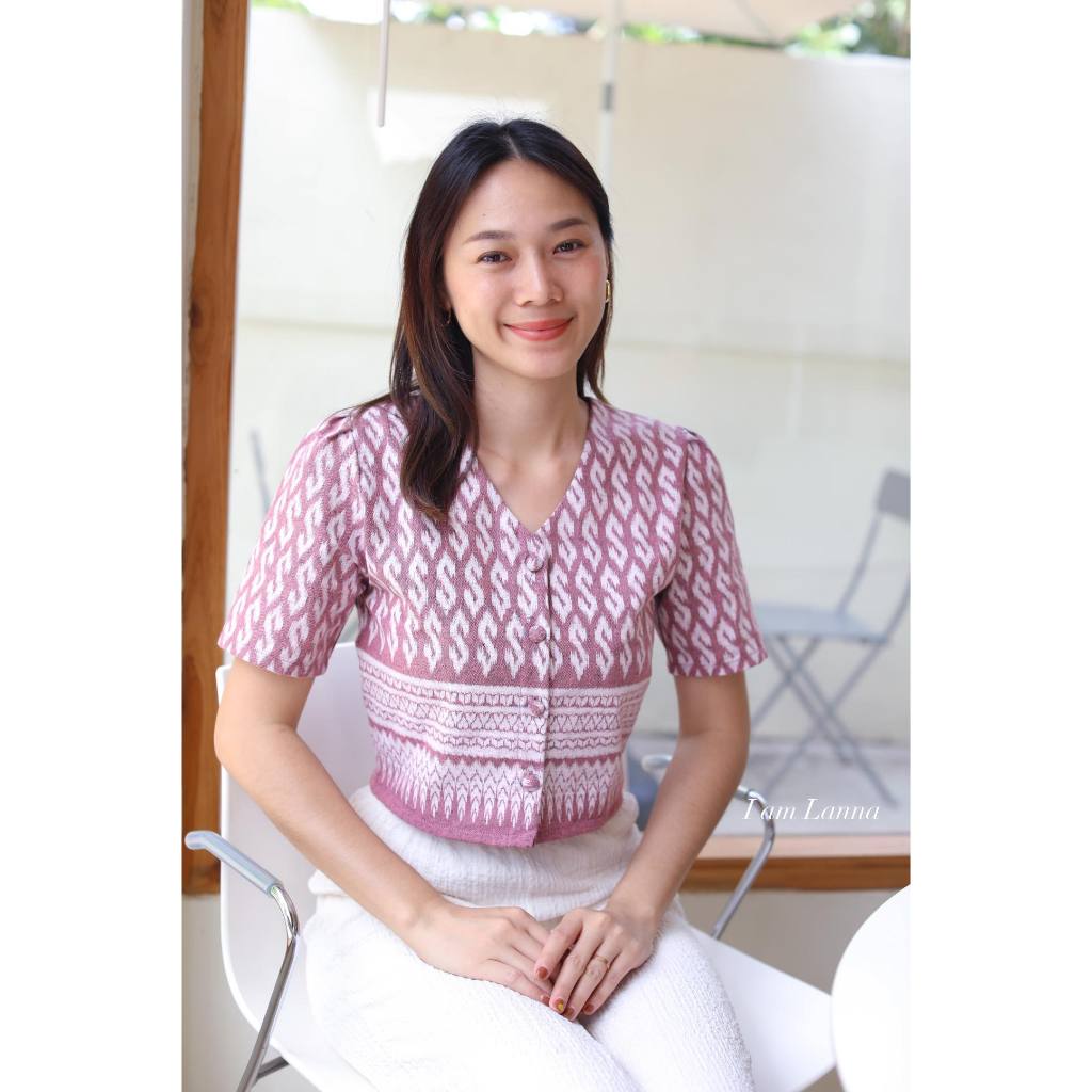 เสื้อคอวีกระดุมหน้า ลายขอผ้าหมักโคลน