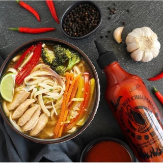 ซอสพริกศรีราชา สูตรเผ็ดร้อน ตราห่านบิน 455มล. Flying Goose Sriracha Blackout 455 ml.