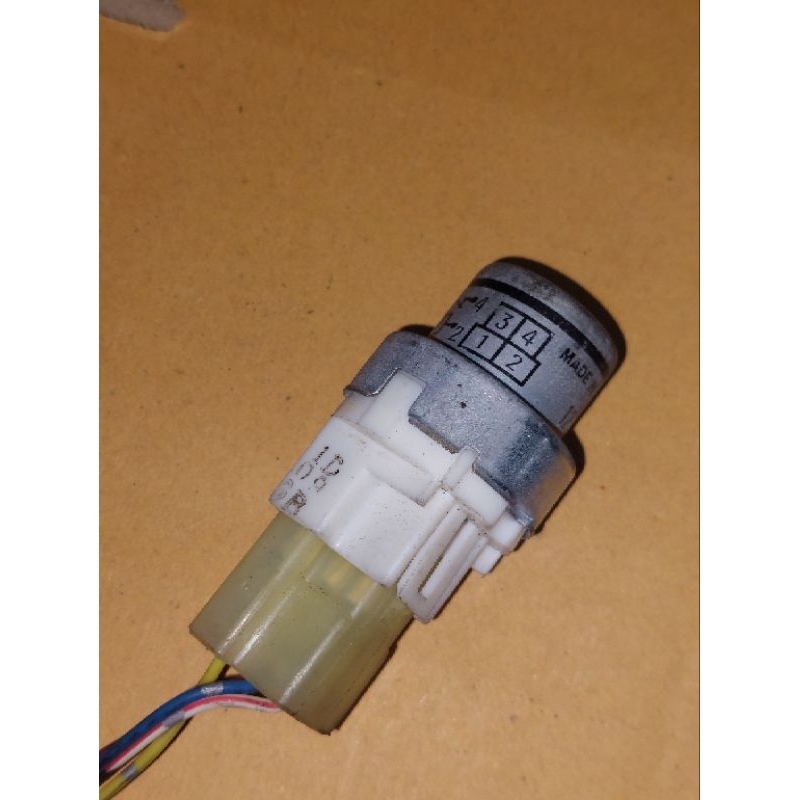รีเลย์ กลม 4ขา พร้อมปลั๊กไฟ  12V.  DENSO   มือ2ญี่ปุ่น  แท้