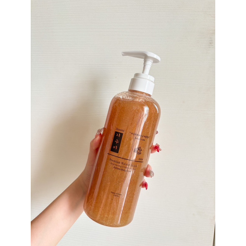 สครับอาบน้ำ Jisoomi Scrub Body Wash 750ml.