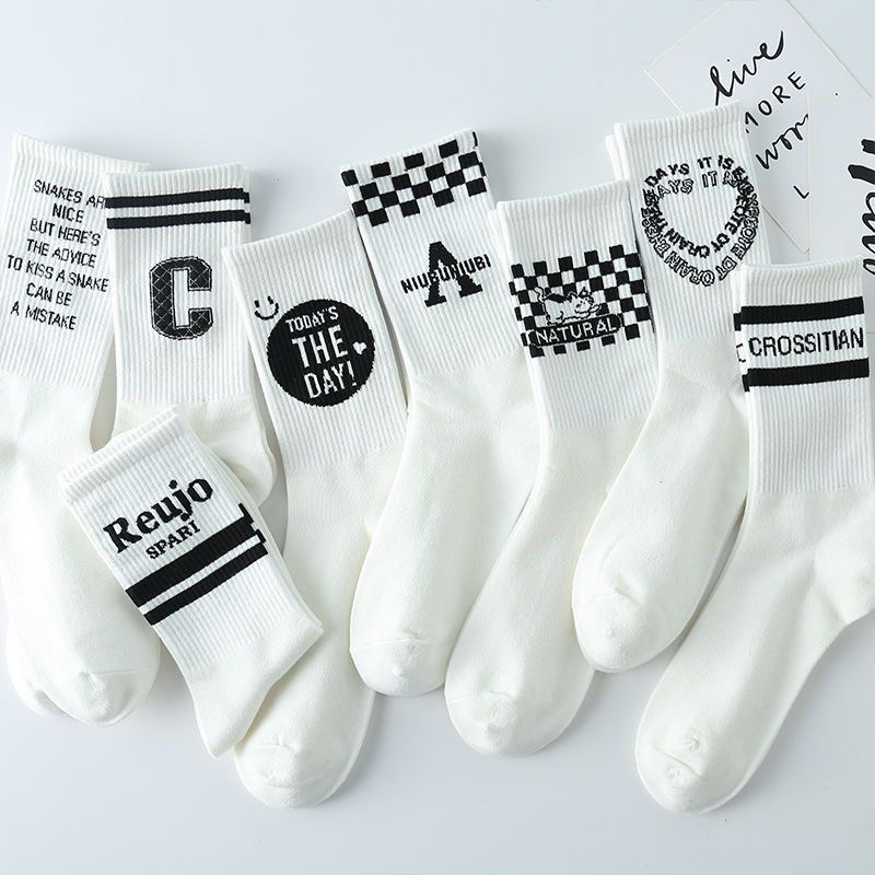 🧦ถุงเท้าข้อยาวโทนขาว 🤍🖤ตัวอักษรสีดำตรงข้อ ทรงเท่ๆ