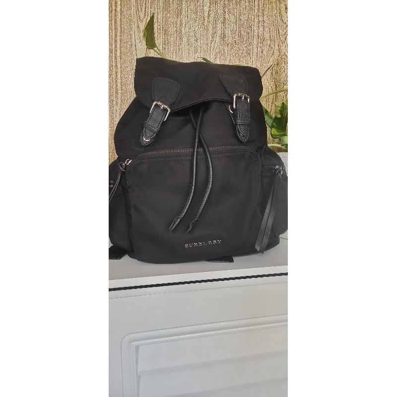 กระเป๋าเป้มือ2สภาพดี แบรนด์Burberry แท้💯💯💯 ผ้าในล่อนสีดำ ขนาด5*10*14นิ้ว