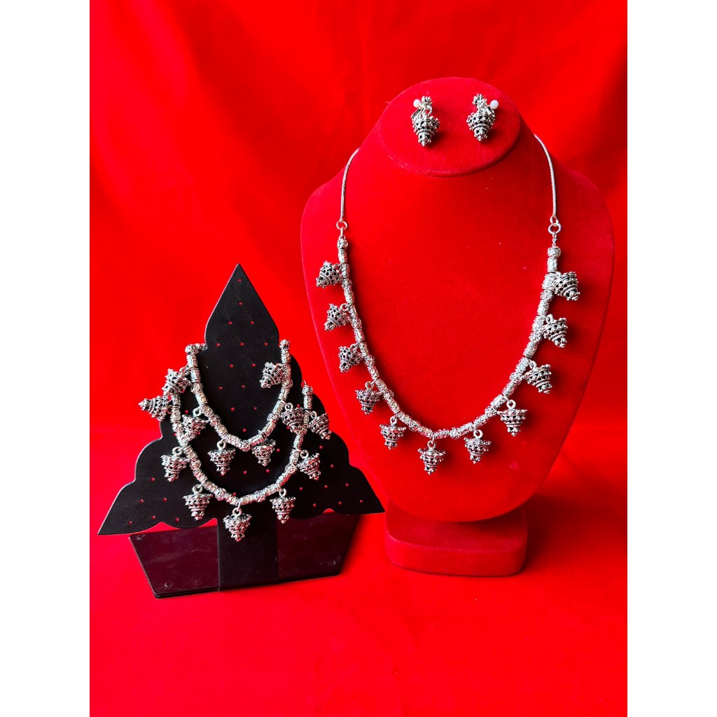 ชุดเครื่องประดับไทย สร้อยพร้อมต่างหู และสร้อยข้อมือ สีเงินรมดำ